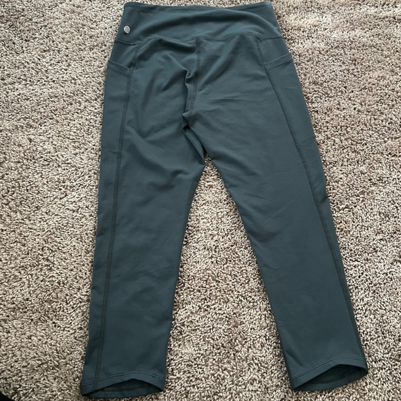 {Zella} Green Cropped Leggings with Pockets - Picture 7 of 10